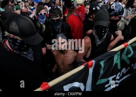 Tampa, Florida, Stati Uniti d'America. 28 agosto 2012. Black Bloc contestatori marzo attraverso le strade contro la Westboro Baptist Church durante la Convention Nazionale Repubblicana. Centinaia di manifestanti hanno marciato per le strade di Tampa contro il punto di vista del controverso gruppo religioso. (Foto/Chris Post). Credito: oltre X Fotografia / Alamy Live News Foto Stock