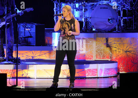 Toronto, Canada. Aug 28 2012. Cantante americana Kelly Clarkson suona presso il Molson Canadian anfiteatro. Credito: n8n foto / Alamy Live News Foto Stock