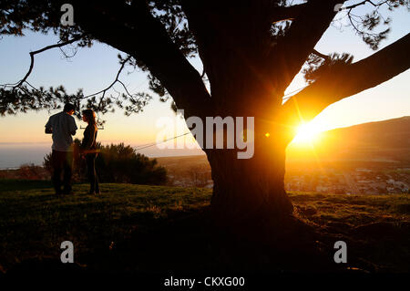 Agosto 28, 2012 - Ventura, Ca, Stati Uniti d'America - 28 agosto 2012 Ventura, ca. Stati Uniti d'America. Un paio di orologi il tramonto sul Pacifico da Grant Park, situato sulla collina che si affaccia sulla città di Ventura Ca. e l'oceano pacifico con viste al Catalina Islands National Park. (Credito Immagine: © Ralph Lauer/ZUMAPRESS.com) Foto Stock