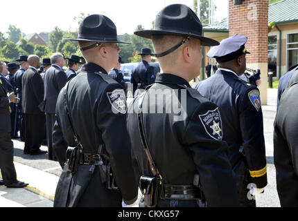 Mitchellville, Maryland, Stati Uniti d'America. Il 28 agosto 2012. Le esequie di caduti Prince George County funzionario di polizia Adrian Morris. 2 funzionari di polizia da Berkley molle West Virginia nonché un funzionario di polizia da Baltimore, Maryland sono solo alcune delle migliaia di persone che hanno affollato la chiesa Woodstream in Mitchellville, Maryland per onore ai caduti Prince George County Officer Adrian Morris. Morris è stato ucciso quando ha perso il controllo della sua cruiser perseguire i ladri. Credito: tom carter / Alamy Live News Foto Stock