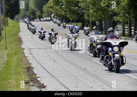 Mitchellville, Maryland, Stati Uniti d'America. Il 28 agosto 2012. Le esequie di caduti Prince George County funzionario di polizia Adrian Morris. Centinaia di motociclo poliziotti scortare il funebre contenente il corpo di caduto Prince George County funzionario di polizia Adrian Morris al suo luogo di sepoltura presso il Cimitero di Lakemont in Davidsonville, Maryland. Credito: tom carter / Alamy Live News Foto Stock