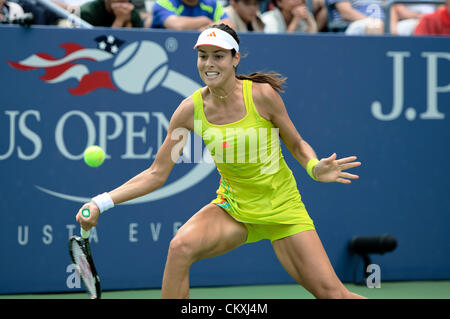 28.08.2012. Flushing Meadows, NY, STATI UNITI D'AMERICA Ana Ivanovic di Serbia (SRB) in azione contro l'Ucraina la Elina Svitolina (UKR) durante il loro primo round donna singoli corrisponde al giorno 2 del 2012 U.S. Aprire i campionati di tennis presso l'USTA Billie Jean King National Tennis Center in Flushing, Queens, a New York, Stati Uniti d'America. ***** Svizzera fuori ***** Foto Stock