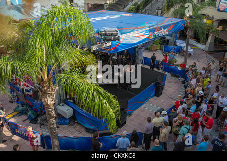 Tampa, FL. Stati Uniti d'America. Aug 28, 2012 - MSNBC outdoor area stand nella Channelside Entertainment Complex, Chris Matthews Hardball trasmissioni live durante la Convention Nazionale Repubblicana. Interviste di personaggi politici. Foto Stock