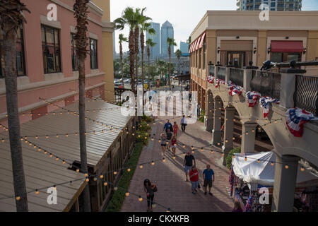 Tampa, FL. Stati Uniti d'America. Aug 28, 2012-persone immettere Channelside entertainment complex per guardare MSNBC satellite live. Foto Stock