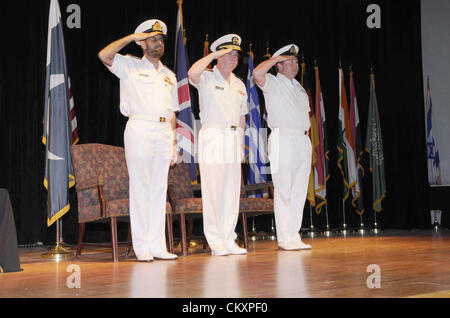 Il Pakistan Navy, Commodore Mukhtar Khan con Royal ufficiali di marina durante il cambio del comando cerimonia di premiazione che si terrà a combinati Task Force (CTF-150) sede a Manama Giovedì 30 Agosto, 2012. Foto Stock