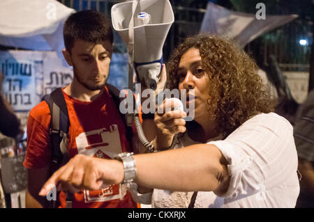 Gerusalemme, Israele. Il 30 agosto 2012. Egizio-nato, British, palestinese, Manal Timraz, 42, si unisce la pace israeliano advocators. "Non lasciatevi scoraggiare dai vostri numeri" incoraggia, "gridare a gran voce fino a due milioni di marzo a Gerusalemme". Gerusalemme, Israele. 30-Agosto-2012. Meno di due dozzine di protesta a Paris Square e da marzo a la residenza del Primo Ministro chiamando su PM Benjamin Netanyahu e il ministro della Difesa Ehud Barak di intenzioni di caduta di un attacco militare sul nucleare iraniano strutture. Gerusalemme, Israele. 30-Agosto-2012. Foto Stock