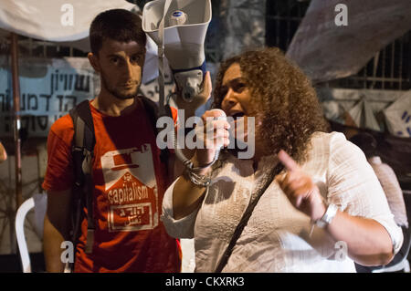 Gerusalemme, Israele. Il 30 agosto 2012. Egizio-nato, British, palestinese, Manal Timraz, 42, si unisce la pace israeliano advocators. "Non lasciatevi scoraggiare dai vostri numeri" incoraggia, "gridare a gran voce fino a due milioni di marzo a Gerusalemme". Gerusalemme, Israele. 30-Agosto-2012. Meno di due dozzine di protesta a Paris Square e da marzo a la residenza del Primo Ministro chiamando su PM Benjamin Netanyahu e il ministro della Difesa Ehud Barak di intenzioni di caduta di un attacco militare sul nucleare iraniano strutture. Gerusalemme, Israele. 30-Agosto-2012. Foto Stock