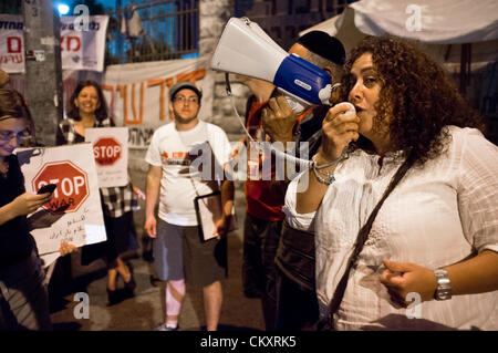 Gerusalemme, Israele. Il 30 agosto 2012. Egizio-nato, British, palestinese, Manal Timraz, 42, si unisce la pace israeliano advocators. "Non lasciatevi scoraggiare dai vostri numeri" incoraggia, "gridare a gran voce fino a due milioni di marzo a Gerusalemme". Gerusalemme, Israele. 30-Agosto-2012. Meno di due dozzine di protesta a Paris Square e da marzo a la residenza del Primo Ministro chiamando su PM Benjamin Netanyahu e il ministro della Difesa Ehud Barak di intenzioni di caduta di un attacco militare sul nucleare iraniano strutture. Gerusalemme, Israele. 30-Agosto-2012. Foto Stock