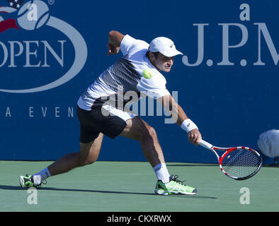 Il agosto 29, 2012 - New York New York, Stati Uniti d'America - Florent serra della Francia gioca Juan Martin Del Potro di Argentina il giorno tre del 2012 US Open a USTA Billie Jean King National Tennis Center su agosto 29, 2012 a New York City. (Credito Immagine: © Javier Rojas/Prensa Internacional/ZUMAPRESS.com) Foto Stock