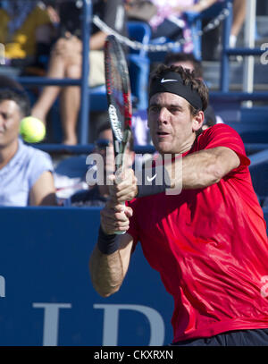 Il agosto 29, 2012 - New York New York, Stati Uniti d'America - Juan Martin Del Potro di Argentina svolge i suoi uomini singoli match di primo turno contro Florent serra della Francia il giorno tre del 2012 US Open a USTA Billie Jean King National Tennis Center su agosto 29, 2012 a New York City. (Credito Immagine: © Javier Rojas/Prensa Internacional/ZUMAPRESS.com) Foto Stock