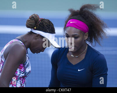 Il agosto 29, 2012 - New York New York, Stati Uniti d'America - Serena Williams di Stati Uniti e Venus Williams di gli Stati Uniti giocare le loro donne doppio match di primo turno contro Mallory Burdette degli Stati Uniti e Nicole Gibbs degli Stati Uniti il giorno tre del 2012 US Open a USTA Billie Jean King National Tennis Center su agosto 29, 2012 a New York City. (Credito Immagine: © Javier Rojas/Prensa Internacional/ZUMAPRESS.com) Foto Stock