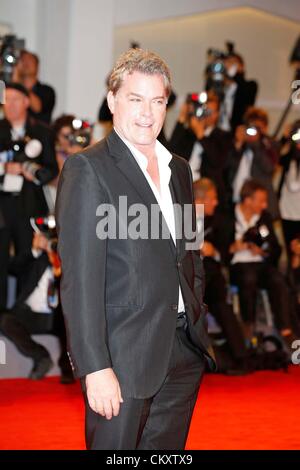 Venezia, Italia. Il 30 agosto 2012. RAY LIOTTA.L'Uomo venuto dal ghiaccio - premiere.69a Mostra Internazionale del Cinema di Venezia.venezia.Agosto 30, 2012.(Immagine di credito: Â© Roger Harvey/Globe foto/ZUMAPRESS.com) Foto Stock