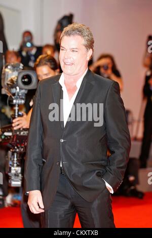 Venezia, Italia. Il 30 agosto 2012. RAY LIOTTA.L'Uomo venuto dal ghiaccio - premiere.69a Mostra Internazionale del Cinema di Venezia.venezia.Agosto 30, 2012.(Immagine di credito: Â© Roger Harvey/Globe foto/ZUMAPRESS.com) Foto Stock