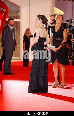 Venezia, Italia. Il 30 agosto 2012. WINONA RYDER.L'Uomo venuto dal ghiaccio - premiere.69a Mostra Internazionale del Cinema di Venezia.venezia.Agosto 30, 2012.(Immagine di credito: Â© Roger Harvey/Globe foto/ZUMAPRESS.com) Foto Stock