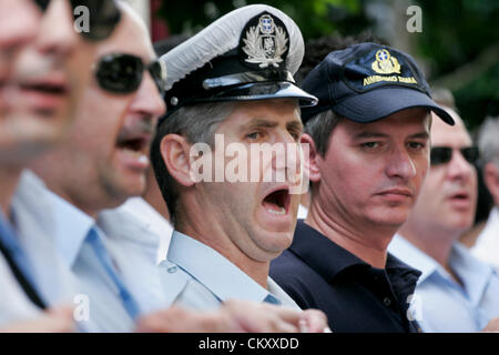 Atene, Grecia. Il 31 agosto 2012. Gli ufficiali di polizia protesta al di fuori del ministero delle Finanze nel centro di Atene. Le associazioni di polizia in scena la protesta contro un nuovo round della Le retribuzioni nel settore pubblico i tagli previsti come parte di un imponente Greco nuovo pacchetto di austerità necessaria per la crisi ha colpito il paese per continuare a ricevere bailout quote del prestito. (Immagine di credito: credito: Aristidis Vafeiadakis/ZUMAPRESS.com/Alamy Live News) Foto Stock