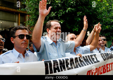 Atene, Grecia. Il 31 agosto 2012. Gli ufficiali di polizia protesta al di fuori del ministero delle Finanze nel centro di Atene. Le associazioni di polizia in scena la protesta contro un nuovo round della Le retribuzioni nel settore pubblico i tagli previsti come parte di un imponente Greco nuovo pacchetto di austerità necessaria per la crisi ha colpito il paese per continuare a ricevere bailout quote del prestito. (Immagine di credito: credito: Aristidis Vafeiadakis/ZUMAPRESS.com/Alamy Live News) Foto Stock