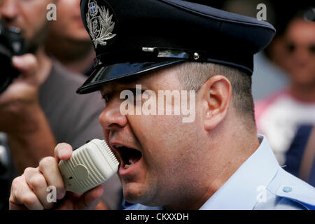 Atene, Grecia. Il 31 agosto 2012. Gli ufficiali di polizia protesta al di fuori del ministero delle Finanze nel centro di Atene. Le associazioni di polizia in scena la protesta contro un nuovo round della Le retribuzioni nel settore pubblico i tagli previsti come parte di un imponente Greco nuovo pacchetto di austerità necessaria per la crisi ha colpito il paese per continuare a ricevere bailout quote del prestito. (Immagine di credito: credito: Aristidis Vafeiadakis/ZUMAPRESS.com/Alamy Live News) Foto Stock