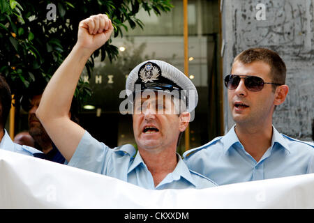 Atene, Grecia. Il 31 agosto 2012. Gli ufficiali di polizia protesta al di fuori del ministero delle Finanze nel centro di Atene. Le associazioni di polizia in scena la protesta contro un nuovo round della Le retribuzioni nel settore pubblico i tagli previsti come parte di un imponente Greco nuovo pacchetto di austerità necessaria per la crisi ha colpito il paese per continuare a ricevere bailout quote del prestito. (Immagine di credito: credito: Aristidis Vafeiadakis/ZUMAPRESS.com/Alamy Live News) Foto Stock