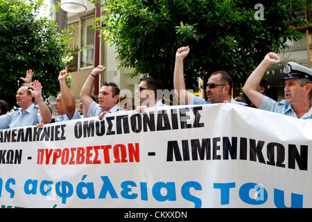 Atene, Grecia. Il 31 agosto 2012. Gli ufficiali di polizia protesta al di fuori del ministero delle Finanze nel centro di Atene. Le associazioni di polizia in scena la protesta contro un nuovo round della Le retribuzioni nel settore pubblico i tagli previsti come parte di un imponente Greco nuovo pacchetto di austerità necessaria per la crisi ha colpito il paese per continuare a ricevere bailout quote del prestito. (Immagine di credito: credito: Aristidis Vafeiadakis/ZUMAPRESS.com/Alamy Live News) Foto Stock