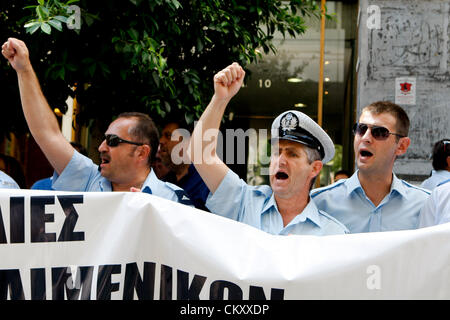 Atene, Grecia. Il 31 agosto 2012. Gli ufficiali di polizia protesta al di fuori del ministero delle Finanze nel centro di Atene. Le associazioni di polizia in scena la protesta contro un nuovo round della Le retribuzioni nel settore pubblico i tagli previsti come parte di un imponente Greco nuovo pacchetto di austerità necessaria per la crisi ha colpito il paese per continuare a ricevere bailout quote del prestito. (Immagine di credito: credito: Aristidis Vafeiadakis/ZUMAPRESS.com/Alamy Live News) Foto Stock