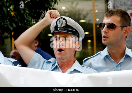 Atene, Grecia. Il 31 agosto 2012. Gli ufficiali di polizia protesta al di fuori del ministero delle Finanze nel centro di Atene. Le associazioni di polizia in scena la protesta contro un nuovo round della Le retribuzioni nel settore pubblico i tagli previsti come parte di un imponente Greco nuovo pacchetto di austerità necessaria per la crisi ha colpito il paese per continuare a ricevere bailout quote del prestito. (Immagine di credito: credito: Aristidis Vafeiadakis/ZUMAPRESS.com/Alamy Live News) Foto Stock