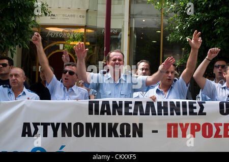 Poliziotti protestano gridando slogan. Foto Stock