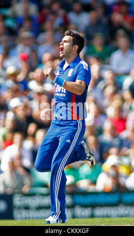 31/08/2012 di Londra, Inghilterra. L'Inghilterra del James Anderson celebra il paletto del Sud Africa Graeme Smith (non mostrato) durante la terza Nat West una giornata internazionale della partita di cricket tra Inghilterra e Sud Africa e ha suonato presso la Kia Oval Cricket Ground: Credito: Mitchell Gunn Foto Stock