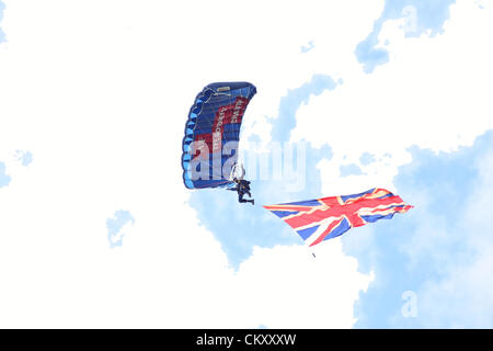 Un membro delle Tigri Freefall paracadute Team Display cade attraverso il cielo a Chatsworth Country Fair a Chatsworth House, il Peak District, England, Regno Unito Foto Stock