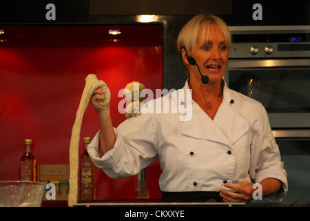 Celebrity chef TV, Lesley acque prepara lo strudel di mele, Chatsworth Country Fair, la Chatsworth House, Derbyshire, Regno Unito Foto Stock