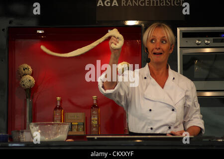 Celebrity chef TV, Lesley acque prepara lo strudel di mele, Chatsworth Country Fair, la Chatsworth House, Derbyshire, Regno Unito Foto Stock