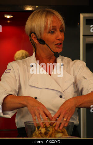 Celebrity chef TV, Lesley acque prepara lo strudel di mele, Chatsworth Country Fair, la Chatsworth House, Derbyshire, Regno Unito Foto Stock