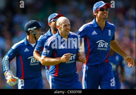 31/08/2012 di Londra, Inghilterra. L'Inghilterra del James Tredwell celebra il paletto del Sud Africa il Capitano Abramo Benjamin de Villiers (non mostrato) durante la terza Nat West una giornata internazionale della partita di cricket tra Inghilterra e Sud Africa e ha suonato presso la Kia Oval Cricket Ground: Credito: Mitchell Gunn Foto Stock