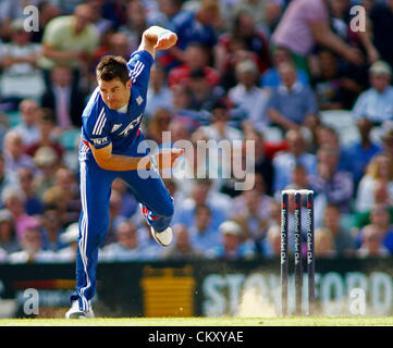 31/08/2012 di Londra, Inghilterra. L'Inghilterra del James Anderson bocce fuori del Sudafrica Dale Steyn (non mostrato) durante la terza Nat West una giornata internazionale della partita di cricket tra Inghilterra e Sud Africa e ha suonato presso la Kia Oval Cricket Ground: Credito: Mitchell Gunn Foto Stock