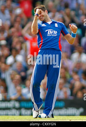 31/08/2012 di Londra, Inghilterra. L'Inghilterra del James Anderson celebra il paletto del Sudafrica Tsotsobe Lonwabo (non mostrato) durante la terza Nat West una giornata internazionale della partita di cricket tra Inghilterra e Sud Africa e ha suonato presso la Kia Oval Cricket Ground: Credito: Mitchell Gunn Foto Stock