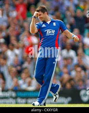 31/08/2012 di Londra, Inghilterra. L'Inghilterra del James Anderson celebra il paletto del Sudafrica Tsotsobe Lonwabo (non mostrato) durante la terza Nat West una giornata internazionale della partita di cricket tra Inghilterra e Sud Africa e ha suonato presso la Kia Oval Cricket Ground: Credito: Mitchell Gunn Foto Stock