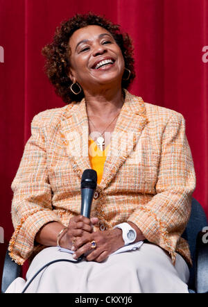 Il 30 agosto 2011 - Los Angeles, California, Stati Uniti d'America - Il Congresso di Stato Barbara Lee parla al Congressional Black Caucus ''per la gente lavori Intiative'' town hall al Crenshaw Christian Center. Los Angeles è l'ultima fermata del tour in cinque città che ha tentato di mettere una piccola ammaccatura nel nero tasso di disoccupazione negli Stati uniti mediante un confronto tra migliaia di richiedenti lavoro con i datori di lavoro.(Immagine di credito: © Brian Cahn/ZUMAPRESS.com) Foto Stock