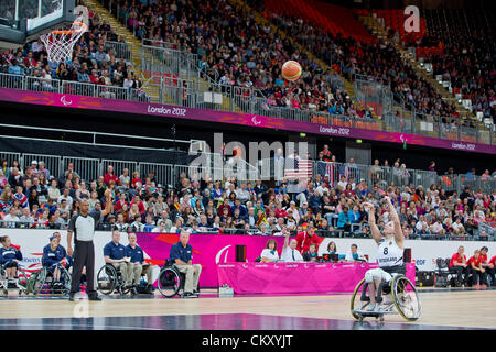 Stratford, Londra, Regno Unito. Venerdì 31 agosto 2012. Annika Heyl dalla Germania compete durante le donne del basket in carrozzella gruppo preliminare B match vs Germania USA a Basketball Arena durante il London 2012 Giochi Paralimpici. Foto Stock