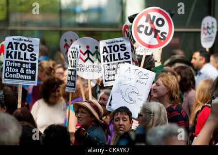 Regno Unito intonso, DPAC (disabili contro i tagli)e la coalizione di resistenza uniscono le forze per protestare al di fuori degli uffici di Atos che è in esecuzione il programma di test costringendo molti 'Disabili' le persone a perdere la loro indennità e di dover tornare al lavoro. Triton Square, London, Regno Unito 31 agosto 2012. Foto Stock