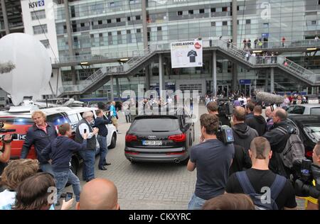 31.08.2012. Amburgo, Germania. La stampa e i tifosi circondano un auto con il calcio olandese pro Rafael van der Vaart arrivando a Imtech Arena di Amburgo, Germania, 31 agosto 2012. La HSV consiglio di vigilanza ha confermato che Van der Vaart è il trasferimento dal club inglese Tottenham Hotspur di Hamburger SV venerdì 31 agosto 2012. Foto Stock