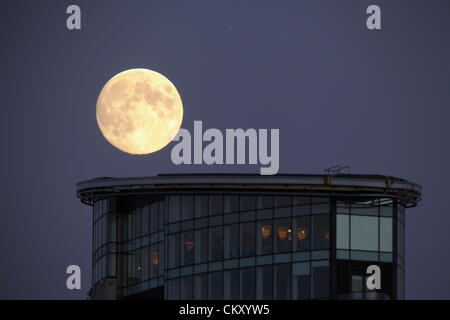 Swansea, South Wales, Regno Unito. Giovedì 30 agosto 2012. La luna si vede un giorno prima che esso sarà piena di venerdì 31 agosto 2012. Il "Blue Moon" come viene chiamato è quando due lune piene si verificano nel mese di agosto. La luna è il più vicino alla terra e sembra molto più grande e più luminosa.Nella foto: la luna come visto sopra il meridiano Quay a Swansea Marina. Foto Stock