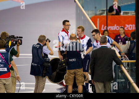 Ciclista Britiish Jody Cundy grida a funzionari dopo essere stato squalificato dal suo evento a Londra 2012 Giochi paralimpici Foto Stock