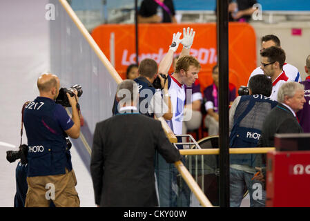 Ciclista Britiish Jody Cundy grida a funzionari dopo essere stato squalificato dal suo evento a Londra 2012 Giochi paralimpici Foto Stock