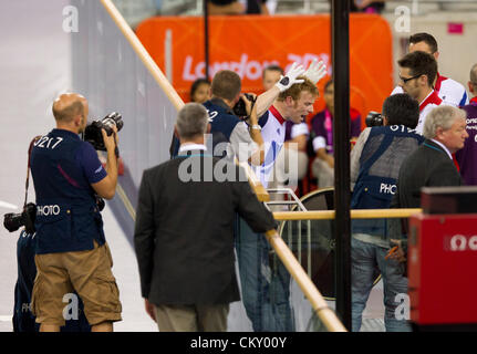 Ciclista Britiish Jody Cundy grida a funzionari dopo essere stato squalificato dal suo evento a Londra 2012 Giochi paralimpici Foto Stock