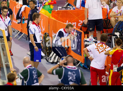 Ciclista Britiish Jody Cundy grida a funzionari dopo essere stato squalificato dal suo evento a Londra 2012 Giochi paralimpici Foto Stock