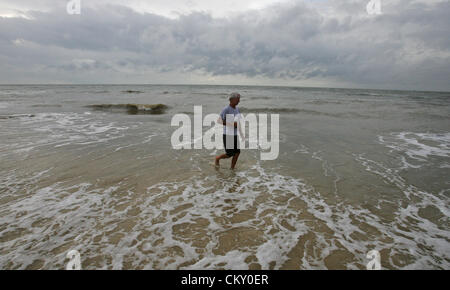 Agosto 28, 2012 - Gulfport, Mississippi, Stati Uniti d'America - nuvole temporalesche dall uragano Isacco entrare come Paolo MacNeil passeggiate sulla spiaggia di Gulfport, Mississippi, Stati Uniti d'America il 28 agosto 2012. Uragano Isaac farà approdo come una categoria 1 uragano. (Credito Immagine: © Dan Anderson/ZUMAPRESS.com) Foto Stock