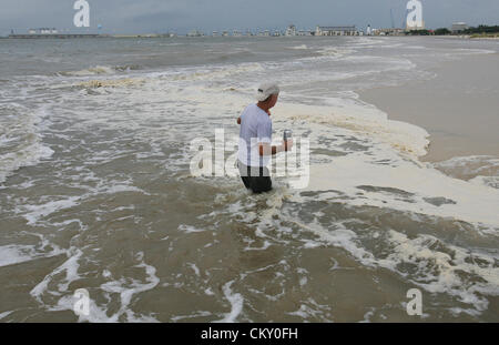 Agosto 28, 2012 - Gulfport, Mississippi, Stati Uniti d'America - nuvole temporalesche dall uragano Isacco entrare come Paolo MacNeil passeggiate sulla spiaggia di Gulfport, Mississippi, Stati Uniti d'America il 28 agosto 2012. Uragano Isaac farà approdo come una categoria 1 uragano. (Credito Immagine: © Dan Anderson/ZUMAPRESS.com) Foto Stock