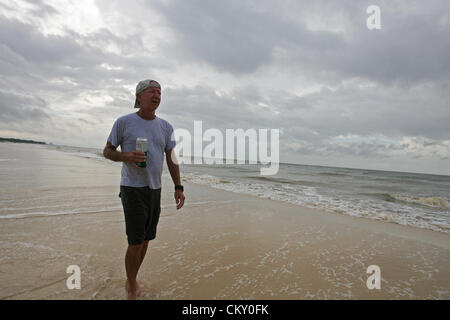 Agosto 28, 2012 - Gulfport, Mississippi, Stati Uniti d'America - nuvole temporalesche dall uragano Isacco entrare come Paolo MacNeil passeggiate sulla spiaggia di Gulfport, Mississippi, Stati Uniti d'America il 28 agosto 2012. Uragano Isaac farà approdo come una categoria 1 uragano. (Credito Immagine: © Dan Anderson/ZUMAPRESS.com) Foto Stock