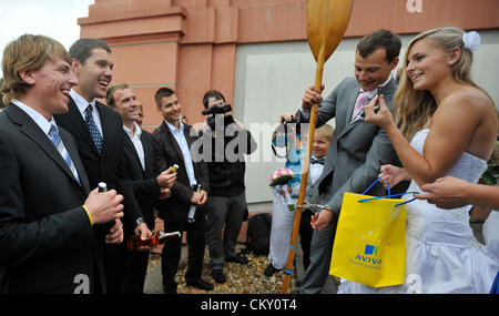 Sposi novelli Daniel (secondo da destra) e Andrea Havel nella foto durante la loro cerimonia di nozze presso il castello di Troja a Praga, nella Repubblica ceca il 31 agosto 2012. Gli stati del bronzo 4 Kayak 2012 Olimpiadi di Londra Daniel Havel sposato Martin Doktor nipote. Gli altri membri del bronzo equipaggio olimpico nella foto da sinistra: Lukas Trefil, Josef Dostal (secondo da sinistra) e Jan Sterba (il quarto da sinistra). (CTK foto/Michal Kamaryt) Foto Stock