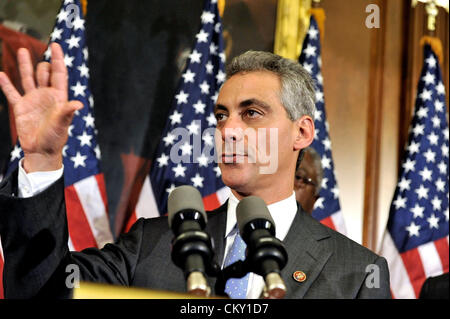5 novembre, 2008 - Washington DC - Democratici i funzionari dicono che Barack Obama il compagno Chicagoan Rahm Emanuel ha accettato di essere capo del personale della Casa Bianca. Uno di Obama la prima di decisioni come presidente eletto è stato quello di chiedere l'Illinois congressman per eseguire la sua casa bianca personale. Emanuel accettato giovedì dopo le difficoltà sulla famiglia e le considerazioni di ordine politico. Nella foto: 29 set 2008 - Washington, DC, Stati Uniti d'America - Sost. RAHM EMANUEL, (D-il), parla dopo che il Parlamento ha respinto a 00 miliardi di euro piano finanziario di salvataggio destinato a ripristinare la nazione settore bancario e dei sistemi di credito. Il presidente eletto Barack Obama ha scelto come Emanuel Foto Stock