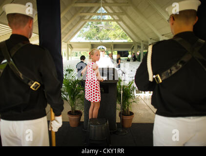 Piper Van Wagenen, uno di Neil Armstrong 10 nipoti, parla durante un memoriale di servizio che celebra la vita di suo nonno Agosto 31, 2012, a Camargo Club di Cincinnati. Armstrong, il primo uomo a camminare sulla luna durante il 1969 missione Apollo 11, morì il 25 agosto. Egli è stato 82. Foto Stock